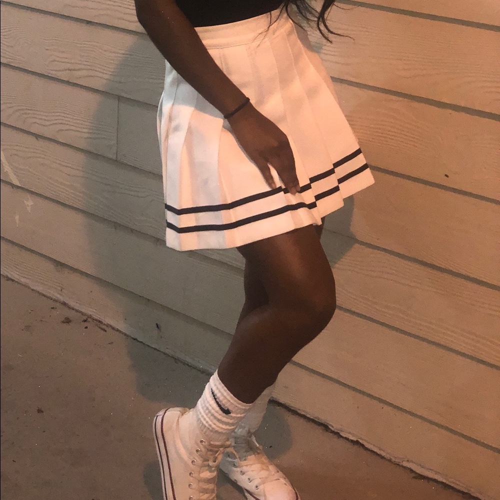 H&M : White Pleated Skirt.